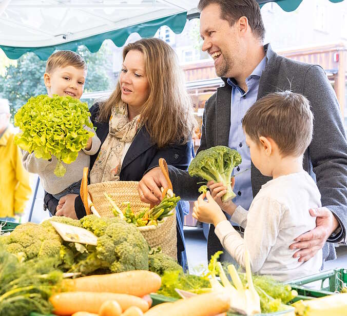 Familie beim Einkauf auf dem Markt