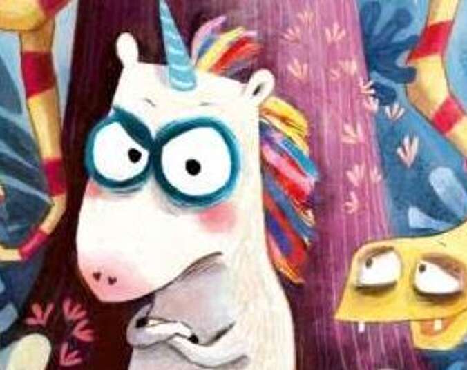 Illustration eines Einhorns, das grimmig schaut und einer Schlange, die rechts davon vom Baum hängt.