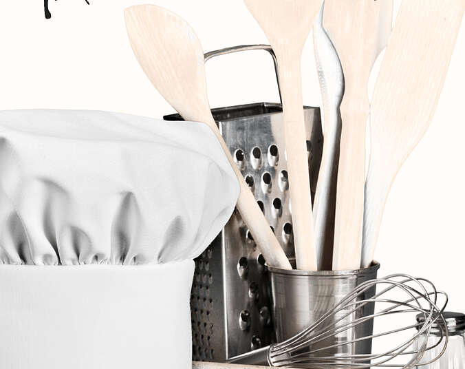 Kochlöffel und Kochmütze. (Foto: Canva)